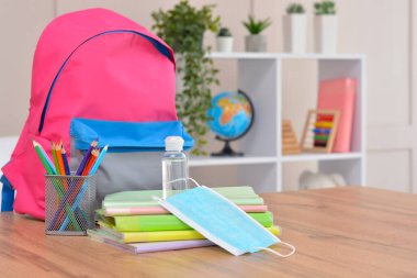 Okul gereçleri, dezenfektan ve tıbbi koruyucu maskelerle dolu sırt çantası. Coronavirüs 'ten sonra okula ve anaokuluna. Okul sezonunun başlangıcı..