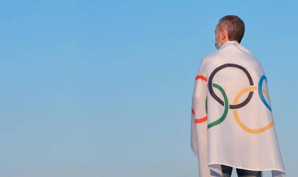 Кхарків Україно 2021 Спортсмен Медичній Масці Олімпійським Прапором Проти Неба — стокове фото