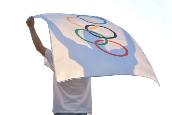 Kharkiv Ukraine May 2021 Athlete Medical Mask Olympic Flag Sky — Stock Photo, Image