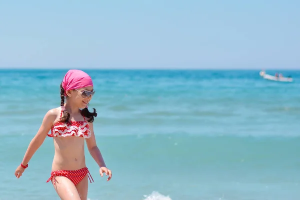 Porträtt Lycklig Flicka Bakgrunden Det Turkosa Havet Familjesemester Stranden — Stockfoto