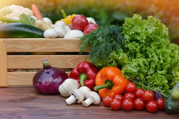 Verduras Orgánicas Frescas Una Caja Madera Una Mesa Madera Fondo —  Fotos de Stock