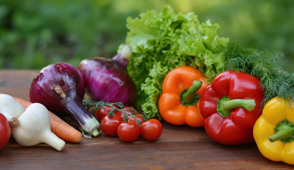 Zöldségek Fából Készült Háttérrel Sárgarépa Burgonya Cukkini Paprika Uborka Fokhagyma — Stock Fotó