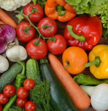 Renkli organik yiyecekler. Taze çiğ sebze. Sağlıklı vejetaryen yiyecekler. Vejetaryen yeme konsepti. Güzel manzara.