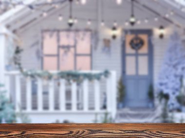 Noel ağacını arka planda taşıyan kırmızı oyuncak araba Bokeh. Kamyon. Mutlu Noeller ve mutlu yıllar.!