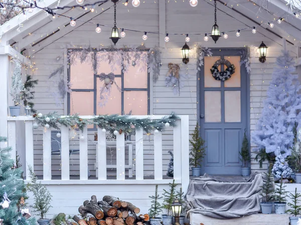 Noel ağacını arka planda taşıyan kırmızı oyuncak araba Bokeh. Kamyon. Mutlu Noeller ve mutlu yıllar.!