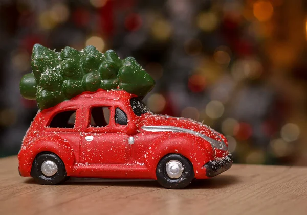 Retro Rotes Spielzeugauto Mit Weihnachtsbaum Auf Dem Hintergrund Des Weihnachtsbokeh — Stockfoto