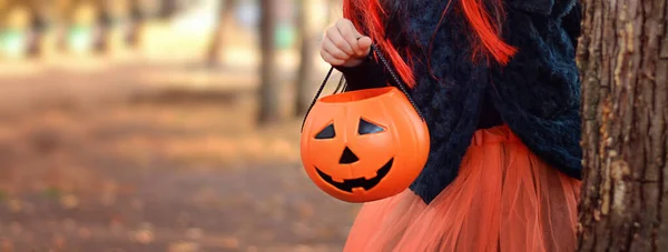 Halloween Trik Nebo Lahůdka Happy Dívka Klobouku Čarodějnice Dýňovou Kabelkou — Stock fotografie