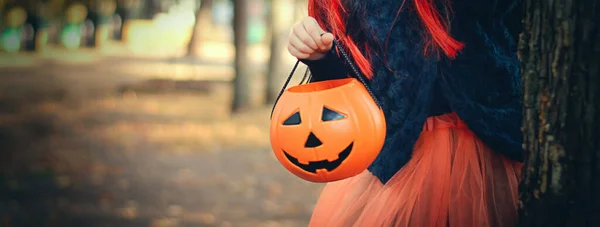 Halloween Trik Nebo Lahůdka Happy Dívka Klobouku Čarodějnice Dýňovou Kabelkou — Stock fotografie