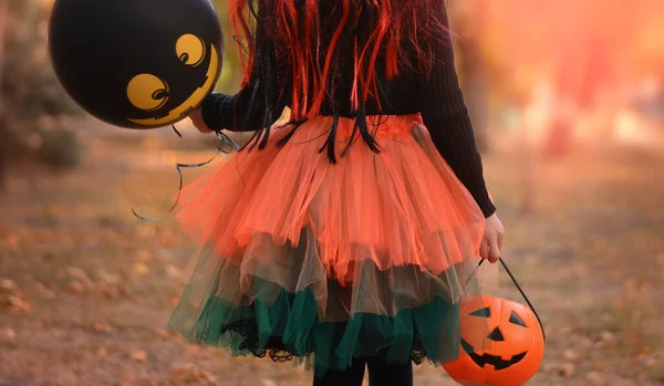 Niña Traje Bruja Con Globo Cubo Calabaza Jugando Parque Otoño —  Fotos de Stock