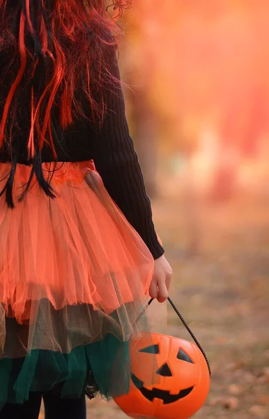 Kleines Mädchen Hexenkostüm Mit Luftballon Und Kürbiseimer Spielt Herbstpark Kinder — Stockfoto