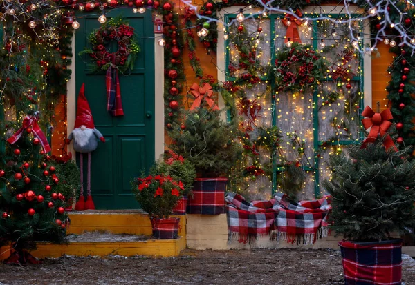 Parlak çelenklerle süslenmiş Noel çelenkleri, kapıda Noel çelenkleri, süslemeli noel ağaçları. Noel ve Yeni Yıl için dekorasyonlar.
