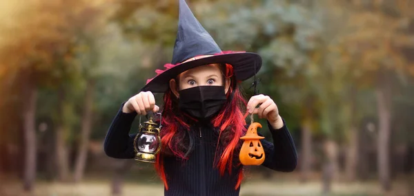 Halloweenský Trik Nebo Dárek Dívka Lékařské Masce Kostýmu Čarodějnice Děsí — Stock fotografie