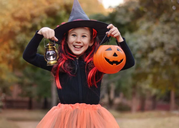 Halloween Trükk Vagy Csíny Egy Vidám Lány Karneváli Boszorkány Jelmezben — Stock Fotó