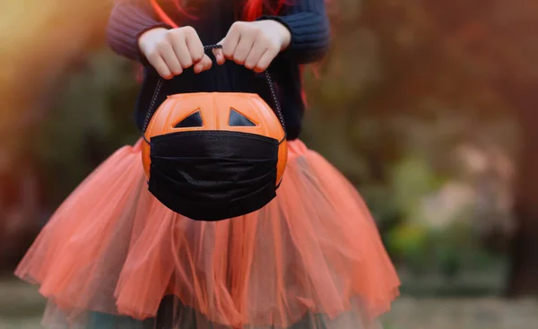 Doces Truques Halloween Uma Garota Traje Bruxa Segura Balde Para — Fotografia de Stock