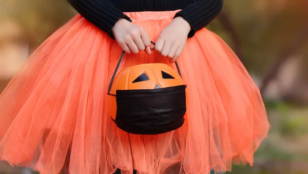 Halloweenský Trik Nebo Dárek Dívka Kostýmu Čarodějnice Drží Vědro Sladkosti — Stock fotografie