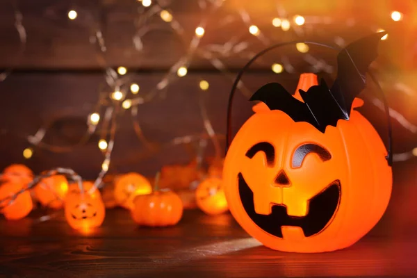 Λαμπερή Τσάντα Halloween Μορφή Κολοκύθας Νυχτερίδα Ξύλινο Φόντο Bokeh Lights — Φωτογραφία Αρχείου