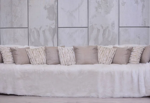 Sofa Dengan Bantal Dan Selimut Bulu Menghadap Dinding Ubin Keramik — Stok Foto