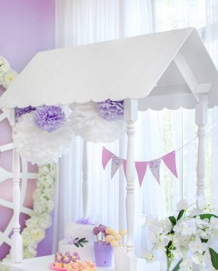 Lolipopları, kekleri, pastaları, çiçekleri olan bir şölen arabası. Şekerli bar