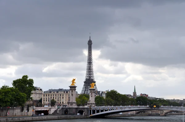Eiffel toren en Pont Alexandre III-Stock afbeelding — Stockfoto