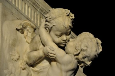 Viyana'da Mozart için anıt üzerinde iki melek