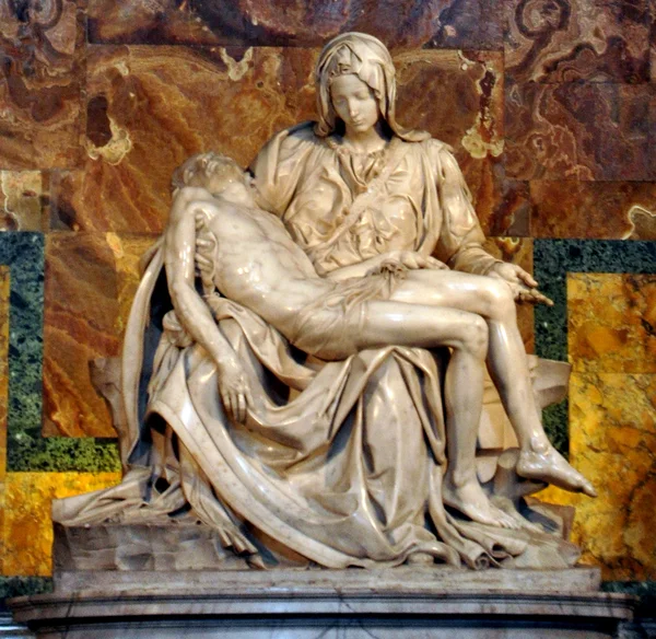 Michelangelo 's Pieta in de Sint-Pietersbasiliek in Rome. — Stockfoto