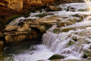 Güzel şelale yakın çekim