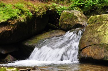 taşlar ve dağ nehir küçük şelale