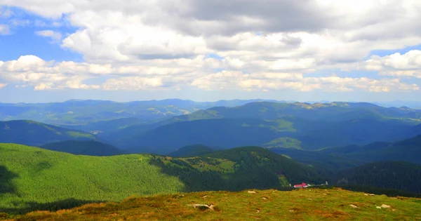 Панорамний краєвид гарний краєвид в Карпатському mou — стокове фото
