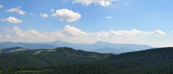 Панорамний краєвид гарний краєвид в Карпатах — стокове фото