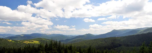 Панорамний краєвид гарний краєвид в Карпатах — стокове фото