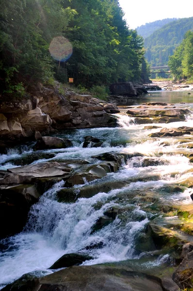 Güzel şelale yakın çekim