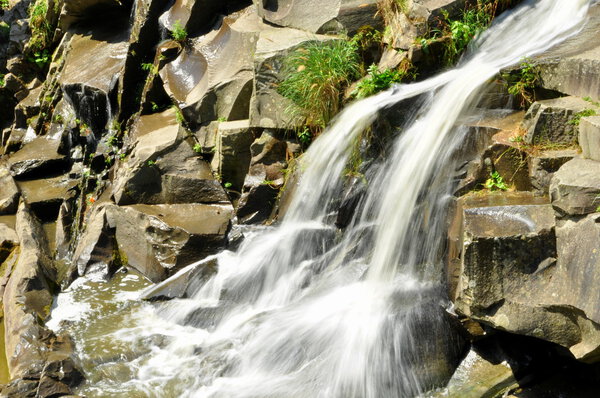 Красивый водопад вблизи
