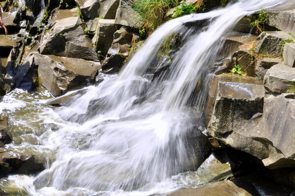 Красивый водопад вблизи
