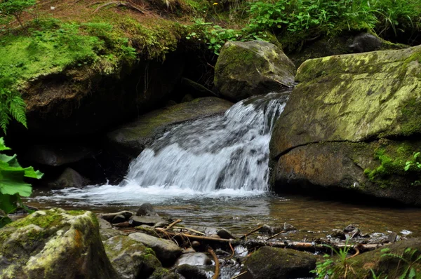 Stenar och berg flod med litet vattenfall — Stockfoto