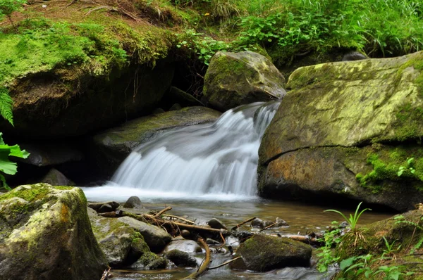 Stenar och berg flod med litet vattenfall — Stockfoto