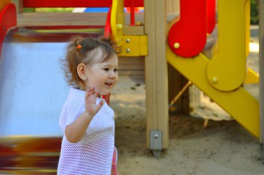 Çocuk parkında mutlu küçük kız