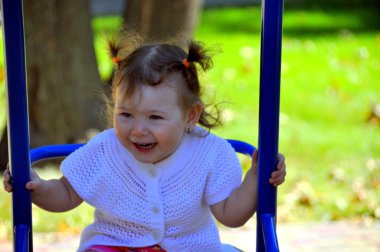 Mutlu kız Bahçesi adlı bir salıncak üzerinde sürme