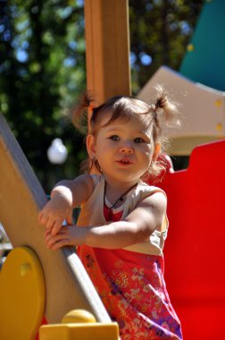 Çocuk parkındaki küçük kız