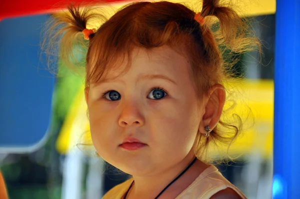 Retrato de uma menina no parque infantil — Fotografia de Stock