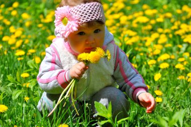 Küçük kız bir buket dandelions holding