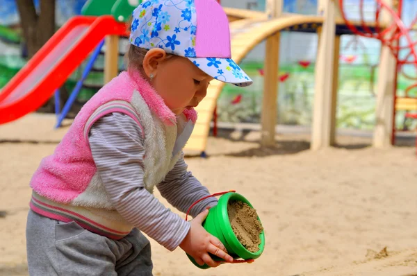 El niño jugando en la caja de arena — Foto de Stock