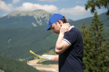 Dağdaki turist haritayı okudu..