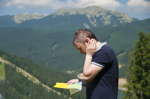 Människan turist i berget läsa kartan. — Stockfoto