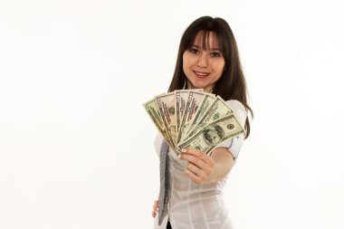 Beyaz arka plan üzerinde elinde dolarla mutlu kız