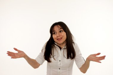 Heyecandan yana bakan mutlu genç bir kadın.