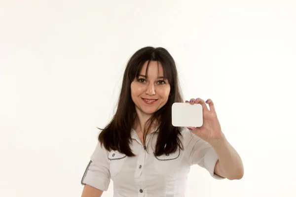 Ευτυχισμένος κορίτσι προβολή κενή λευκή κάρτα σε λευκό φόντο — Φωτογραφία Αρχείου
