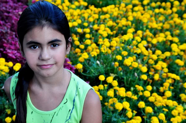 Portret pięknej dziewczyny na tle kwiatów — Zdjęcie stockowe
