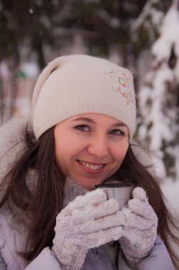 güzel kız bir termos kış içme