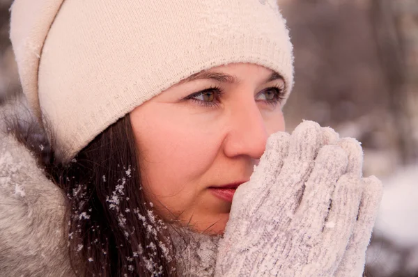 Portrait of beautiful girl in winter frosty day — Stok Foto
