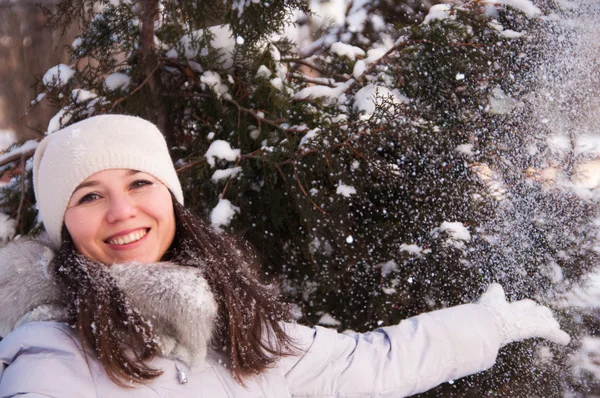 Sonrisa Chica lanza nieve — Foto de Stock